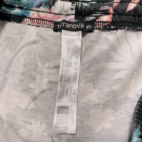 ✨✨**$40 for 3** ✨✨  Terranova Floral Board Shorts ($20/each) - Picture 10 of 10